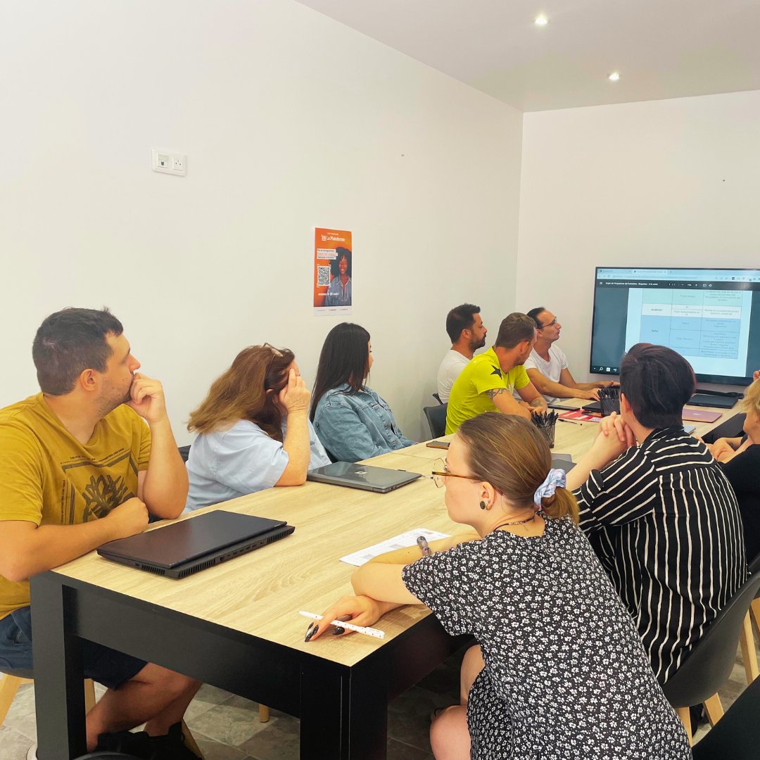 LaPlateformeIO's tweet photo. 🎉 RENTRÉE À BRIGNOLES 🎉  Et c'est parti !
Notre nouvelle promo d'une quinzaine d'étudiants a pris ses quartiers ce matin dans nos locaux de Brignoles 🙌
Une 2e ouverture dans le Var , complémentaire à celle de Toulon en novembre dernier 👨‍🎓👩‍🎓
Bonne rentrée à tous ! 😉 https://t.co/uGZfRL02Mw