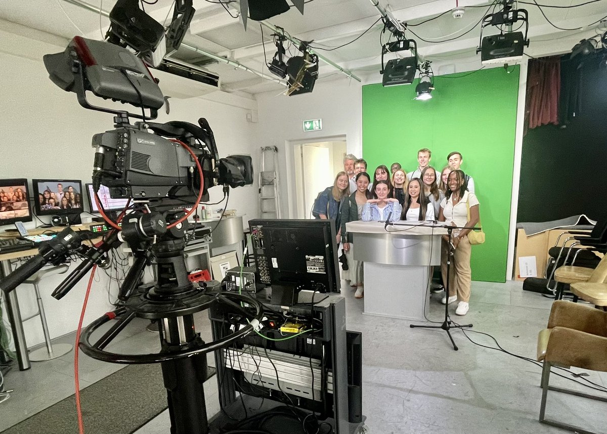 christianwilp's tweet photo. RIAS @ RTL: 13 American journalism students visited RTL‘s and NTV‘s Berlin office during the @RIASBerlin fellowship program. They also had the opportunity to watch live the Frühstart show with @katdro from the Green party. @Erik_Kirschbaum @LammersNina https://t.co/ODVMHyX2iM