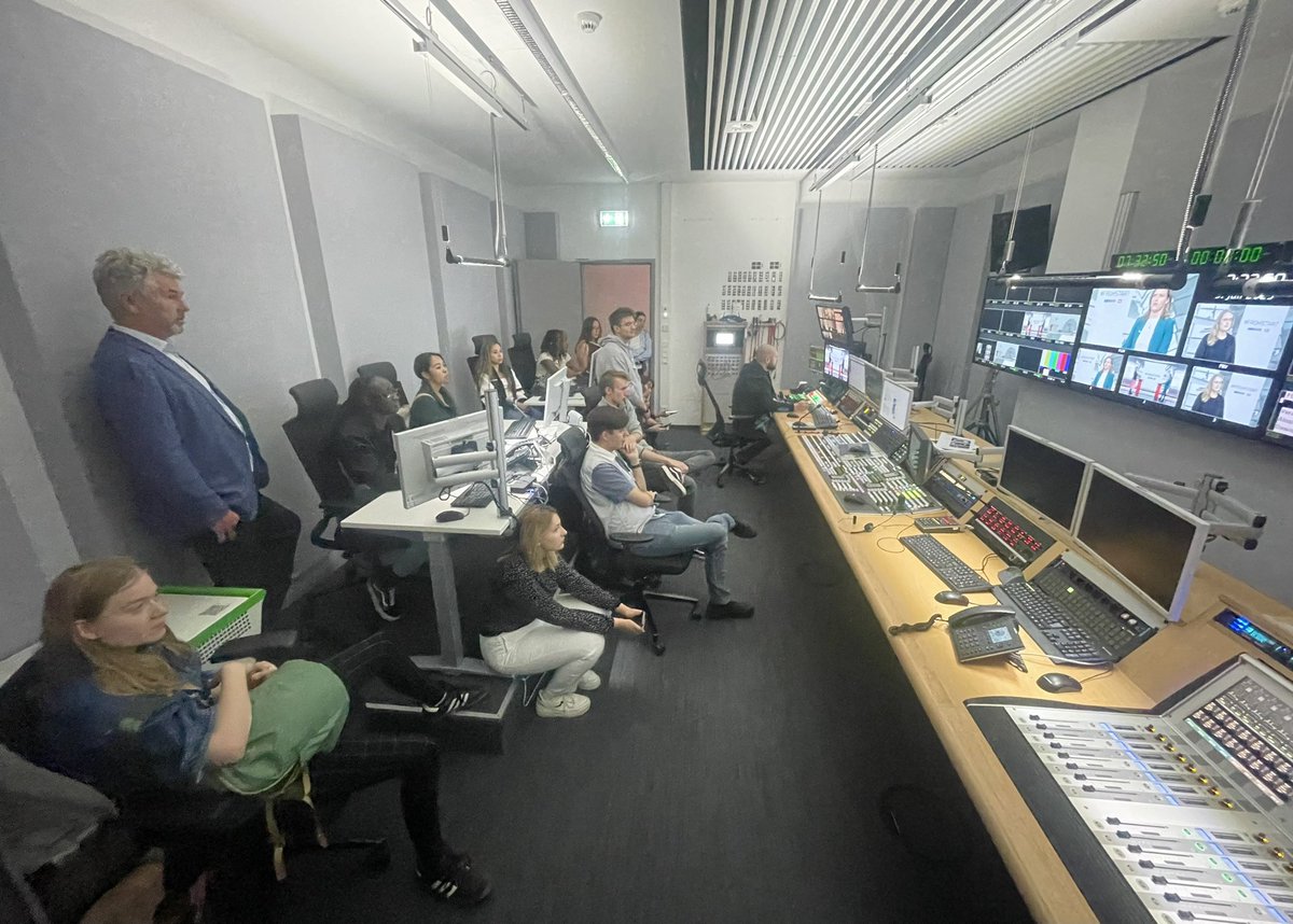 christianwilp's tweet photo. RIAS @ RTL: 13 American journalism students visited RTL‘s and NTV‘s Berlin office during the @RIASBerlin fellowship program. They also had the opportunity to watch live the Frühstart show with @katdro from the Green party. @Erik_Kirschbaum @LammersNina https://t.co/ODVMHyX2iM
