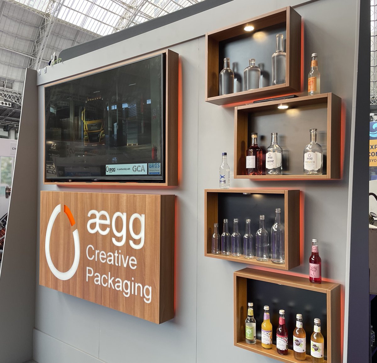 AeggPackaging's tweet photo. This was us before the doors opened at #imbibelive this morning!
Come and visit us (Stand B72) if you are looking for a glass bottle partner for your wine, soft drinks and spirits (including a range of 'eco' bottles).
#spiritbottles #winebottles #SoftDrinksBottles https://t.co/3VcY4mDxls