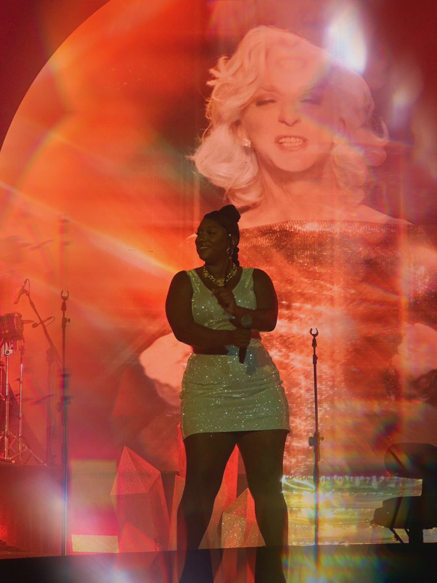 Ladies &amp; gentleman <a href="/OfficialVonne/">Vonné</a> !