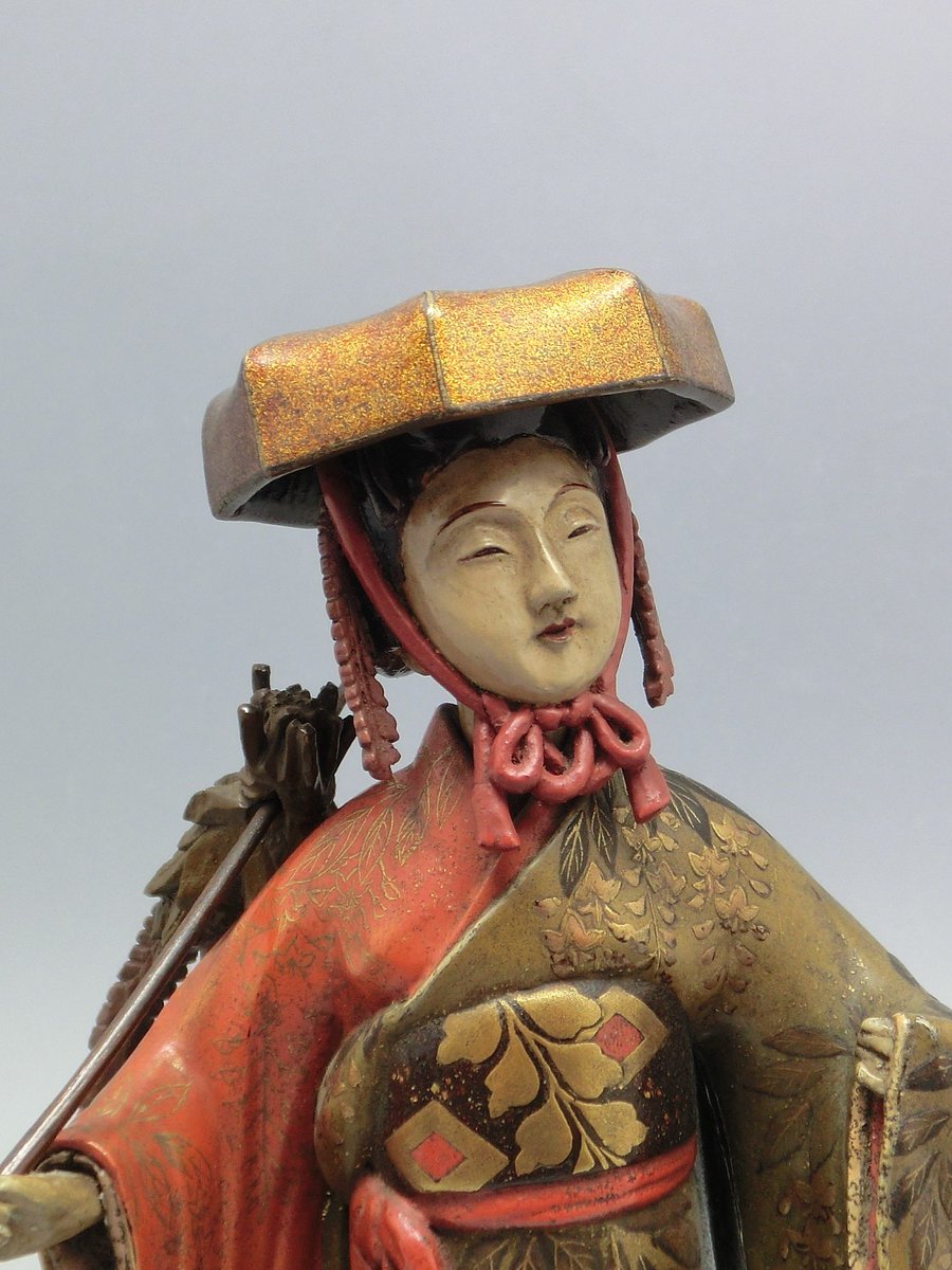 GTB_sword's tweet photo. “藤娘蒔絵時代置物”

藤娘は元々大津絵の意匠として人気を得ましたが、その後歌舞伎舞踊にも取り入れられ現在でも人気が高いモチーフです。
全体が、漆の様々な技法で制作されており、大変珍しいものです。状態もとてもよいです。組立式。

#能 #FujiMusume #Otsue #Kabuki #Noh #Lacquer https://t.co/wXo04tAth2