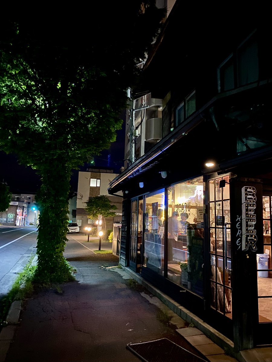 tetsurozmalt's tweet photo. 途中とばして、小樽のクラフトビール&ゲストハウスなお店。
2番目のミルクサワーエール、ピルクル飲んでるみたいで衝撃!まだまだ知らないビールがあるというか新しいものが生まれてるというか。
そしてBOTAさんは定休…!
#小樽
#OtaruTapRoom https://t.co/vvH5kmW76A