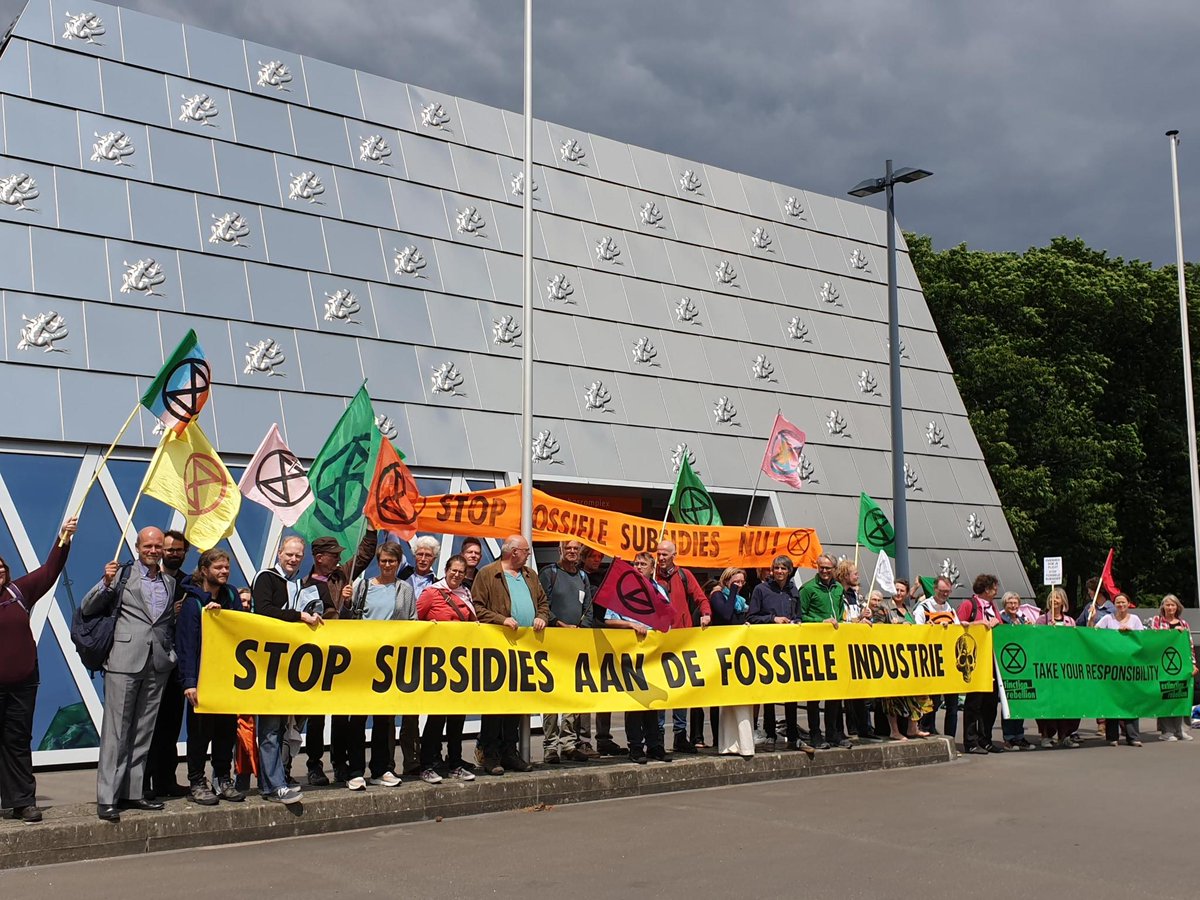 Vandaag blokkeren wij de ingang van het kantoor van de Belastingdienst in Apeldoorn met de eis: stop fossiele subsidies! 

Jaarlijks tot wel 30 miljard euro subsidie voor een industrie die het leven op aarde onmogelijk maakt. Onacceptabel! #StopFossieleSubsidies!