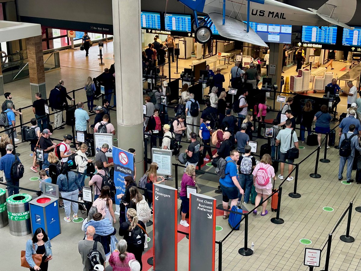 Lisa Farbstein, TSA Spokesperson on X: Flying this holiday weekend? A @TSA  officer at @DullesAirport reminds travelers that beverages and other  liquids larger than 3.4 ounces (i.e., drinks, shampoo, body spray, shaving