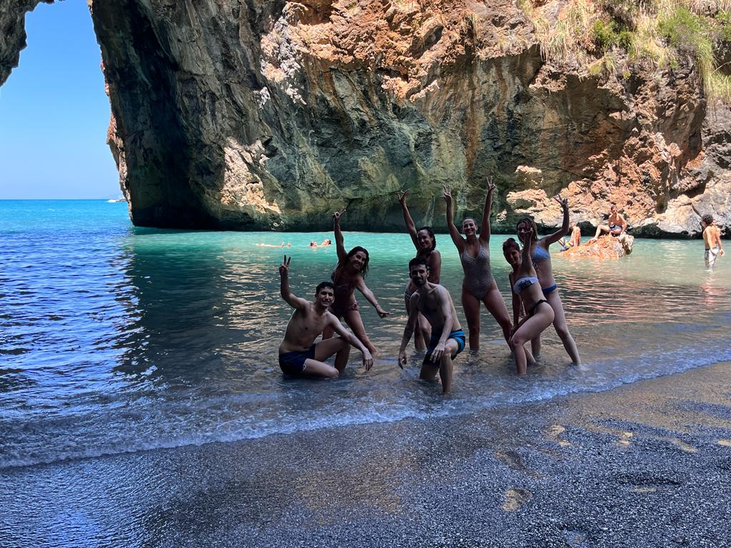 Nos hemos hecho esta foto, y la señora pelirroja, con bikini negro y blanco se nos ha colado. Alguien nos la podría quitar?