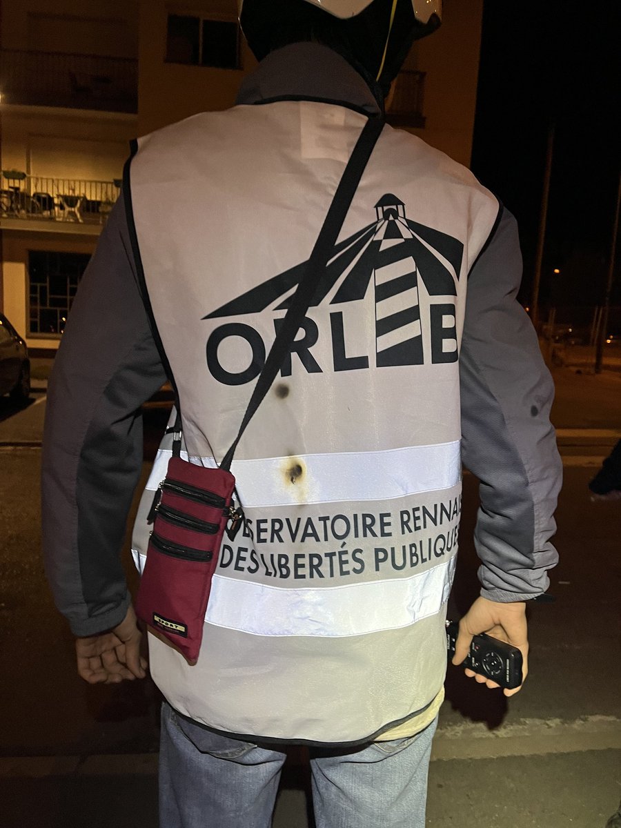LDHRennes1's tweet photo. 🔴 INCIDENT GRAVE : Dans la nuit de jeudi à vendredi, notre équipe d'observateurs ORLIB a été la cible d'un tir de grenade lacrymogène CM6 par les forces de l'ordre lors des opérations de maintien de l'ordre à Rennes. Du matériel endommagé et des blessures légères à déplorer.1/5 https://t.co/DoKBQw2Km0