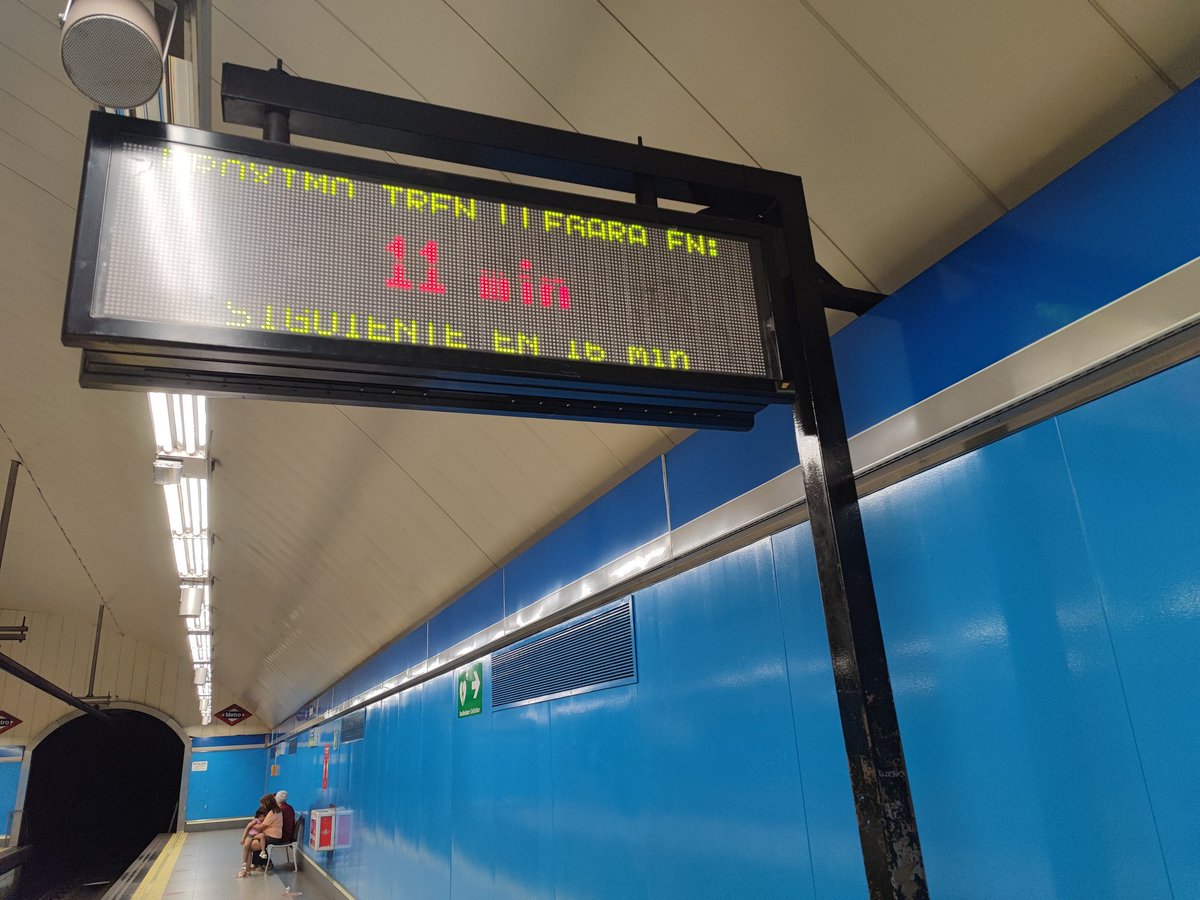 marimaramor's tweet photo. Mes de Julio, gente de vacaciones y gente que trabajamos. Me parece vergonzoso tener una espera de 11 minutos @metro_madrid https://t.co/XVyUv5YTaC