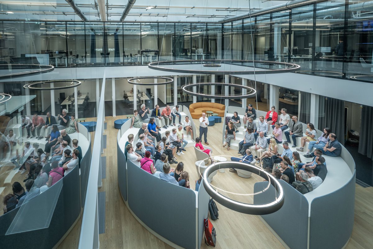 „Zeitgemäß ausgestattete Begegnungs- und Arbeitsfläche für den Journalismus des 21. Jahrhunderts.“ Chefredakteur @SvenGoesmann über den neuen Newsroom der @dpa in Berlin: Teamgrenzen überwinden, Kreativität fördern, agil und multimedial arbeiten. 👉 Blog: innovation.dpa.com/2023/07/03/bey…