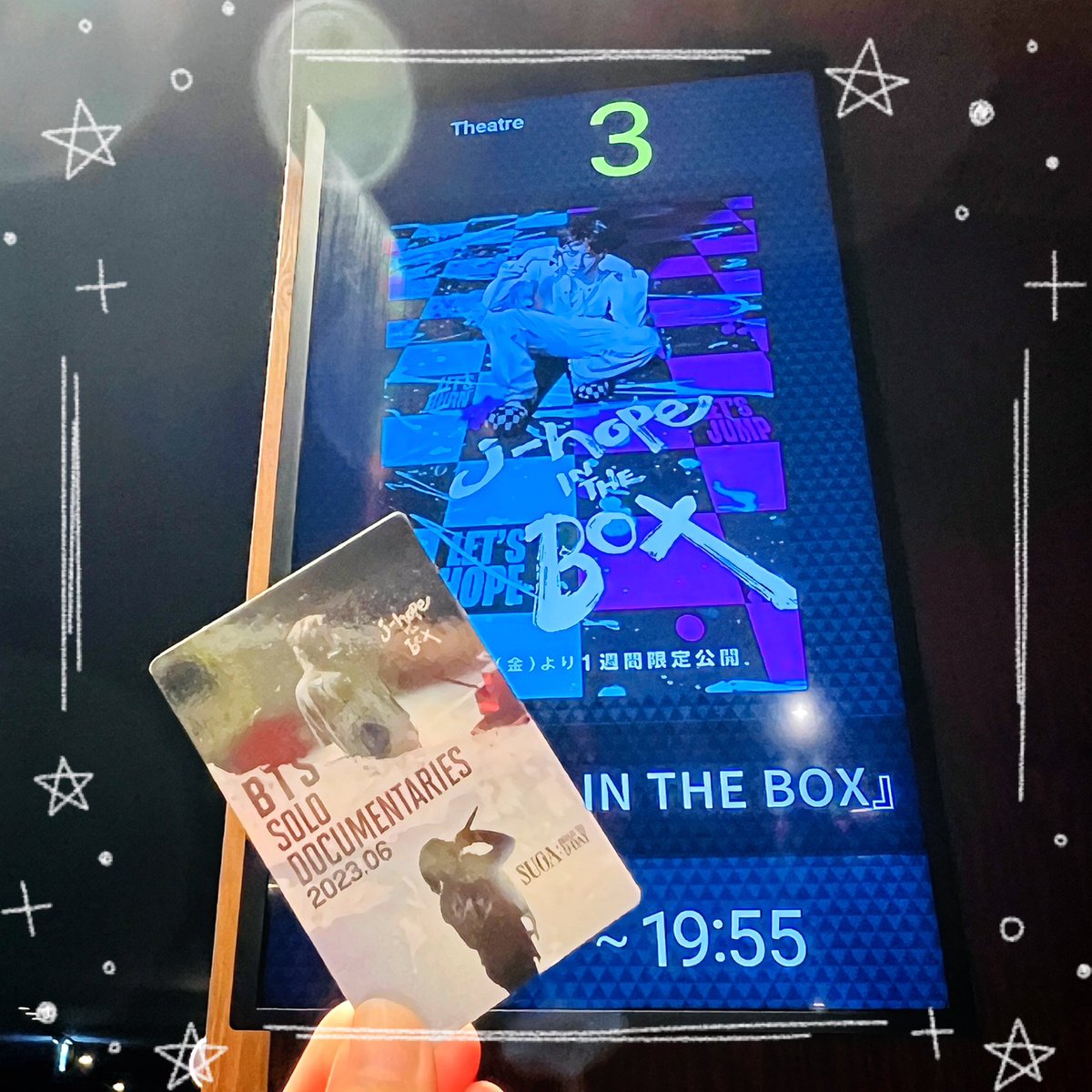 Jamhope5's tweet photo. 3回目見てきた😌
てか!また、延長なんじゃな♡
ウチは嬉しいけど😍
でも、周りにホビペンさんおらんから、、、。
映画終わっても話せる人おらんがな🤣
#jhopeINTHEBOX
#JHOPE
#BTSsolodocumentaries
#BTS https://t.co/EFivLyOB9U