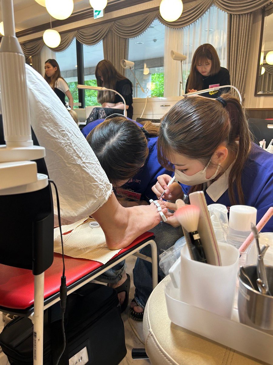 sapporobart's tweet photo. トータルビューティー科
2年生ネイルアートコース💅✨

1年生を授業にご招待してフットネイル✨
夏に向けてピカピカになりましたぁ✨

就職後即戦力となる技術や接客力&amp;提案力も学んでいくよッ👍
#札幌ビューティーアート専門学校
#美容学校 #bart
#ネイル #ネイルアート 
#ネイリスト #フットネイル https://t.co/YmnmZzZUtY