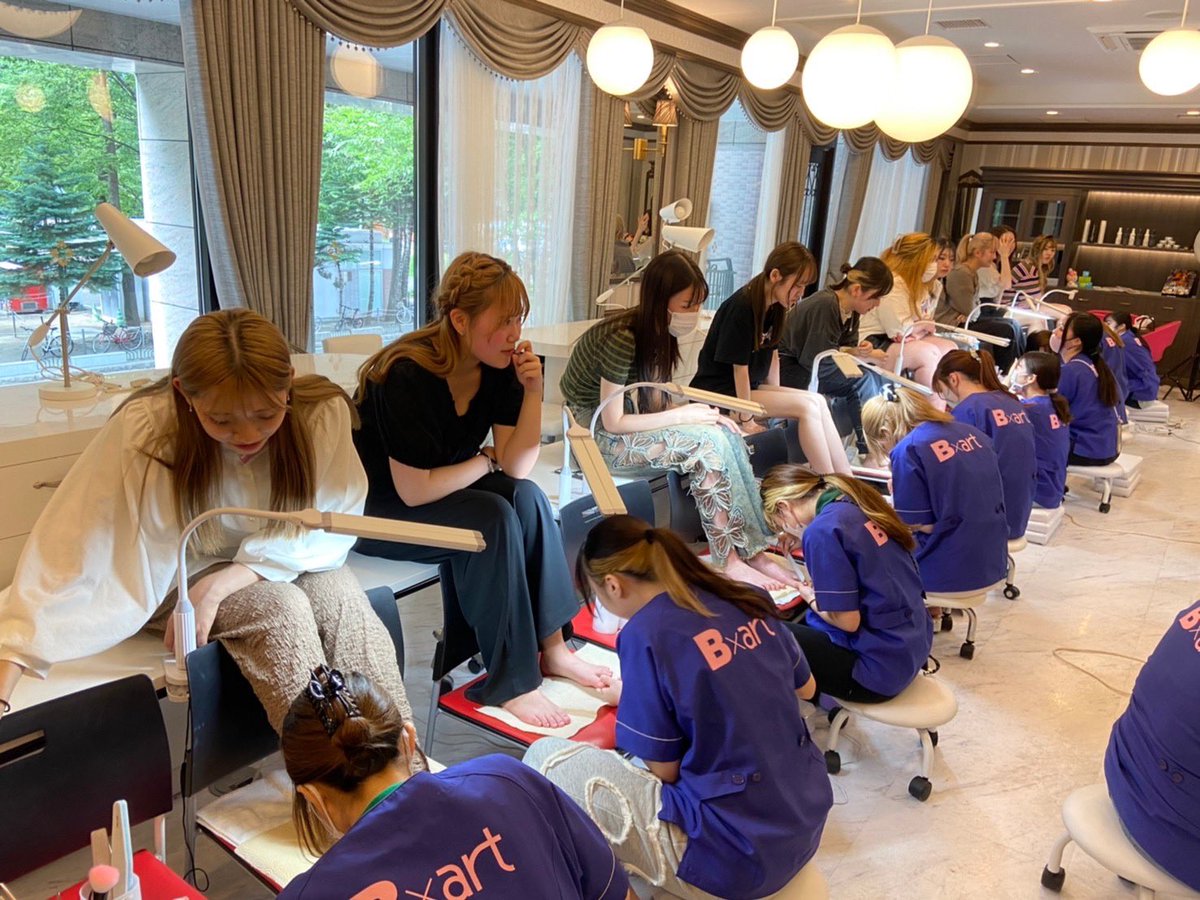 sapporobart's tweet photo. トータルビューティー科
2年生ネイルアートコース💅✨

1年生を授業にご招待してフットネイル✨
夏に向けてピカピカになりましたぁ✨

就職後即戦力となる技術や接客力&amp;提案力も学んでいくよッ👍
#札幌ビューティーアート専門学校
#美容学校 #bart
#ネイル #ネイルアート 
#ネイリスト #フットネイル https://t.co/YmnmZzZUtY