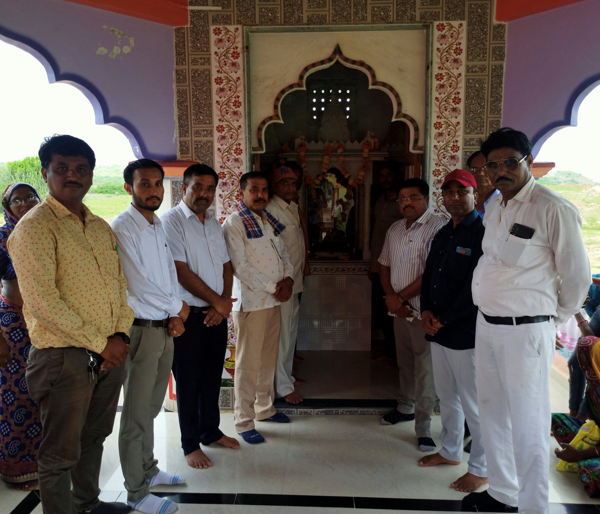 RaviNamori's tweet photo. ખોભડી (મોટી) તા.નખત્રાણા મધ્યે ગુરુપૂર્ણિમાના શુભદિવસે ખમૈયા સાહેબની જગ્યા પર વંદન કરીને મંહત શ્રી સેવાનાથ બાપુના આર્શીવાદ લઇને સમાજ કલ્યાણના કાર્યો અને જીવ સમૃદ્ધિની પ્રાર્થના કરી ...

#BjpSCmorcha 
#GuruPurnima2023 https://t.co/HXWM03qjJR