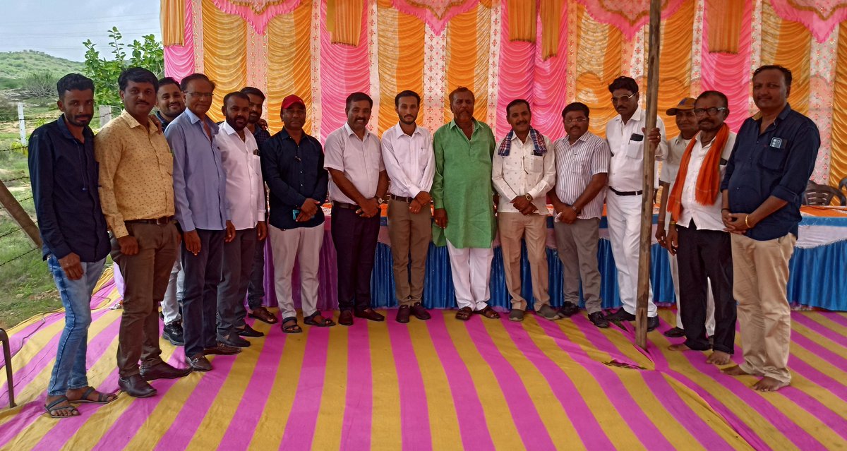 RaviNamori's tweet photo. ખોભડી (મોટી) તા.નખત્રાણા મધ્યે ગુરુપૂર્ણિમાના શુભદિવસે ખમૈયા સાહેબની જગ્યા પર વંદન કરીને મંહત શ્રી સેવાનાથ બાપુના આર્શીવાદ લઇને સમાજ કલ્યાણના કાર્યો અને જીવ સમૃદ્ધિની પ્રાર્થના કરી ...

#BjpSCmorcha 
#GuruPurnima2023 https://t.co/HXWM03qjJR