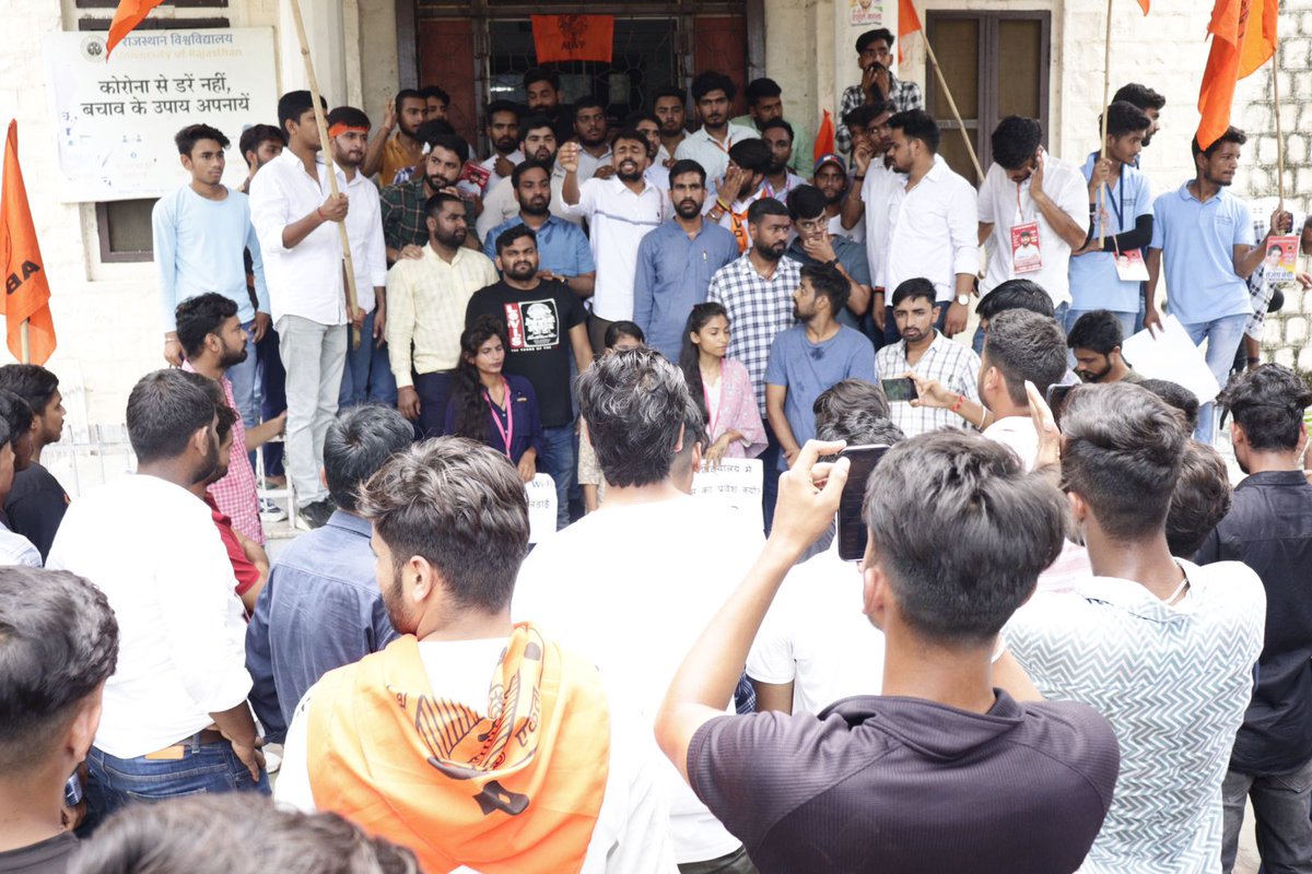 ABVPVoice's tweet photo. जयपुर प्रांत में अभाविप राजस्थान विश्वविद्यालय, जयपुर इकाई के कार्यकर्ताओं ने राष्ट्रीय शिक्षा नीति के क्रियान्वयन, पीएचडी प्रवेश परीक्षा का आयोजन शीघ्र करने, शिक्षकों एवं गैर शिक्षकों के रिक्त पदों को शीघ्र भरने, स्नातक एवं स्नातकोत्तर में सीटों की संख्या बढ़ाने सहित ग्यारह सूत्रीय मांगों को लेकर जोरदार धरना-प्रदर्शन किया।

#ABVPForStudents