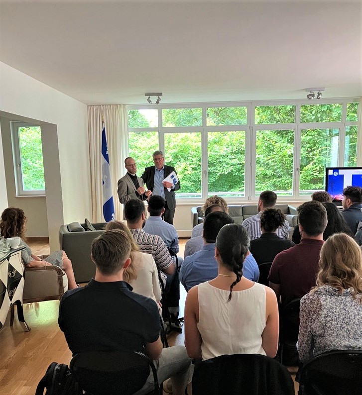 Québec in Deutschland (@quebec_de) on Twitter photo Ce matin, nous avons accueilli un groupe de <a href="/HEC_Montreal/">HEC Montréal</a> à notre bureau de #Munich! Une belle occasion pour partager les coulisses de la Délégation générale avec des étudiants intéressés par le monde des affaires & les relations internationales du #Québec, surtout en 🇩🇪🇦🇹🇨🇭🤝⚜️! Ce matin, nous avons accueilli un groupe de <a href="/HEC_Montreal/">HEC Montréal</a> à notre bureau de #Munich! Une belle occasion pour partager les coulisses de la Délégation générale avec des étudiants intéressés par le monde des affaires & les relations internationales du #Québec, surtout en 🇩🇪🇦🇹🇨🇭🤝⚜️!