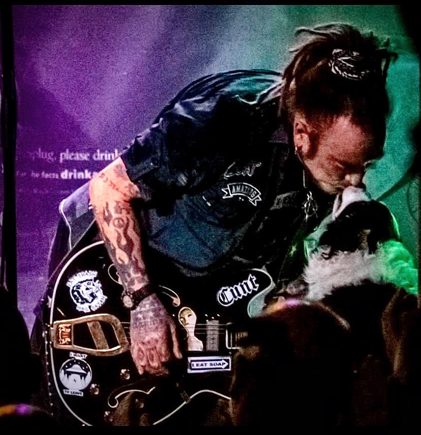 GingerWildheart's tweet photo. The entire @thecluny 
experience distilled into one shot. The love is real Newcastle. 💕🎶

(pic by Big Gordon) https://t.co/rMO0TNG29I