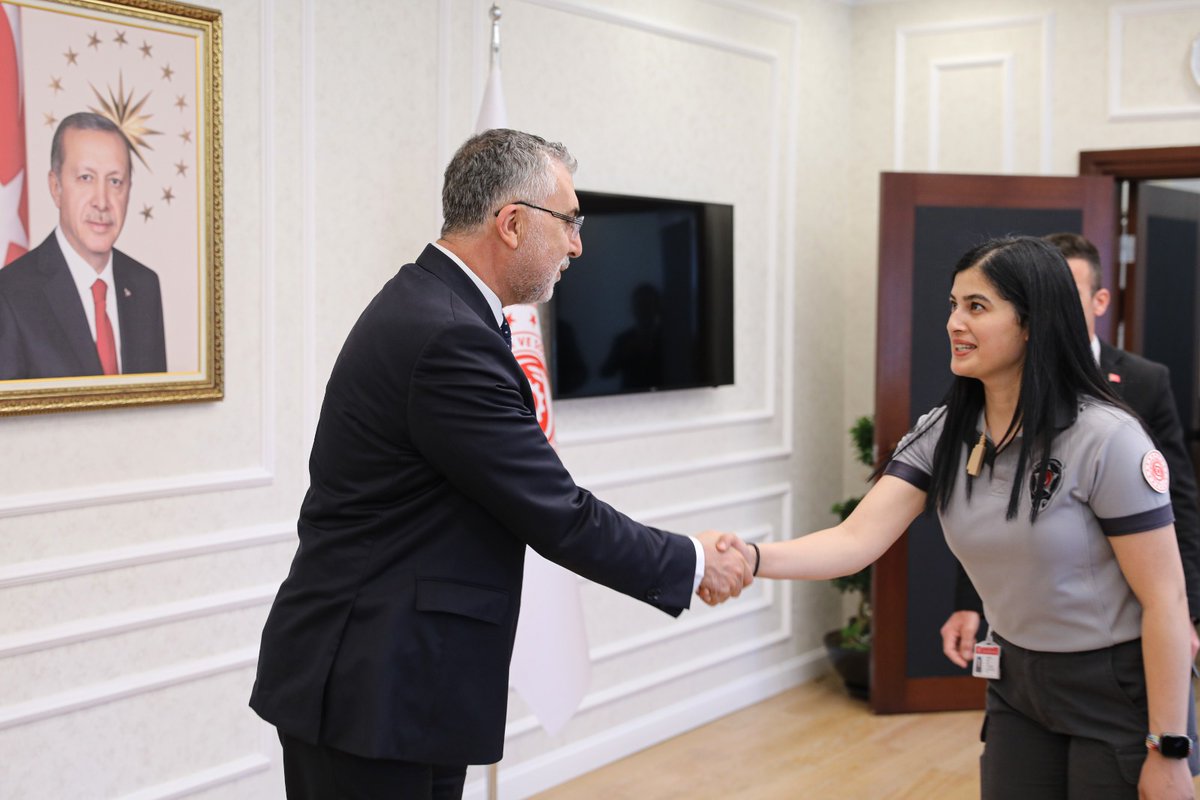 isikhanvedat's tweet photo. Bakan yardımcılarımız ve Bakanlık çalışma ekibimizle bir araya gelerek bayramlarını tebrik ettik.

Özveri ve emekle görev yapan çalışma arkadaşlarıma yeni mesai döneminde muvaffakiyetler diliyorum. https://t.co/oDHoSmBaqa