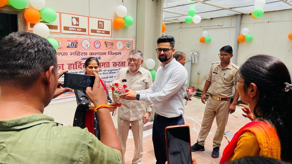 CdoBareilly's tweet photo. महिला कल्याण विभाग द्वारा आयोजित #वन_स्टॉप_सेंटर कैंटीन का शुभारंभ मा० सांसद श्री @santoshgangwar के कर कमलों द्वारा किया गया I #कैंटीन का संचालन दीप्ति #स्वयं_सहायता_समूह द्वारा किया जाएगा I @UPMahilaKalyan https://t.co/0tESehTyJc