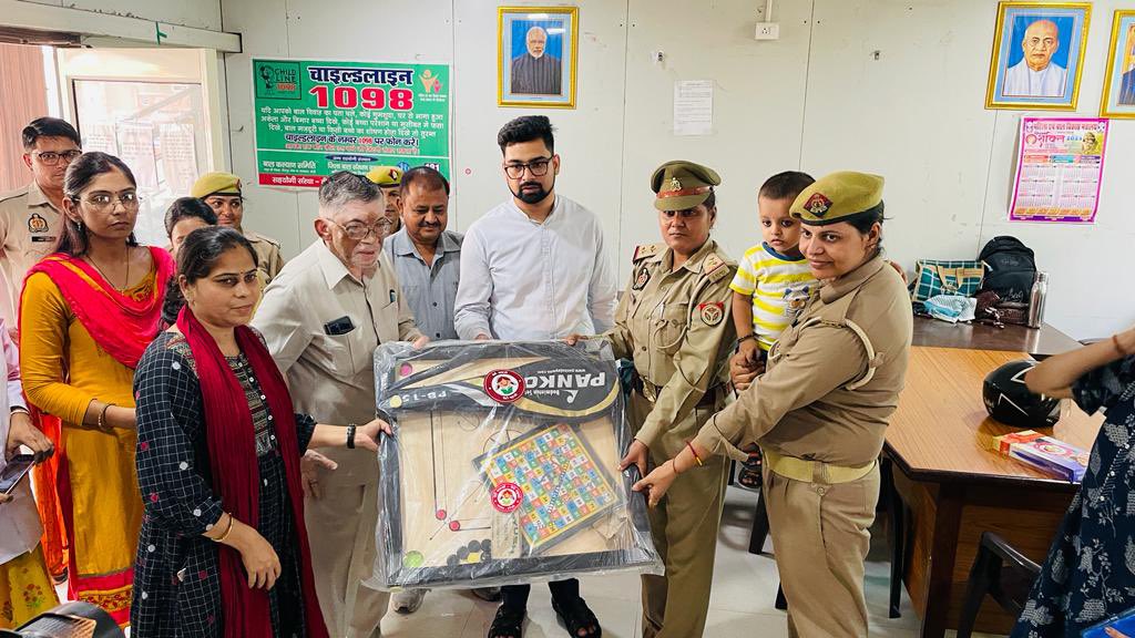CdoBareilly's tweet photo. #बेटीबचाओ_बेटीपढ़ाओ योजनान्तर्गत प्रत्येक सोमवार को कन्या जन्मोत्सव आयोजन के उपलक्ष्य में मा० सांसद जी के द्वारा केक काटकर बच्चियों को बेबी किट उपहार स्वरूप दी गई एवं वन स्टॉप सेंटर पर रहने वाली महिलाओं को खेलकूद से जोड़ने के लिए स्पोर्ट्स किट प्रदान की गई - @UPMahilaKalyan https://t.co/z04UIUzZzK