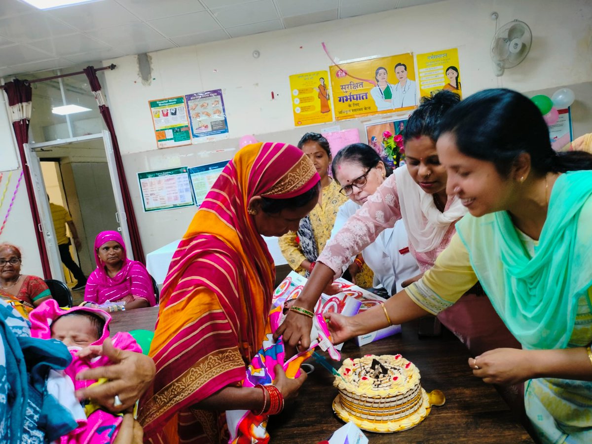 DpoUnnao's tweet photo. #bbbp आज दिनांक 3.7.2023 को बेटी बचाओ बेटी बचाओ योजना के अंतर्गत जिला महिला चिकित्सालय में कन्या जन्म उत्सव का आयोजन किया गया एवं नवजात बालिकाओं के परिजनों को बालिकाओं के उपयोगार्थ बेबी केयर किट का वितरण किया गया @CMOfficeUP @MinistryWCD @UPGovt @UPMahilaKalyan @InfoDeptUP https://t.co/u17fKYlToX