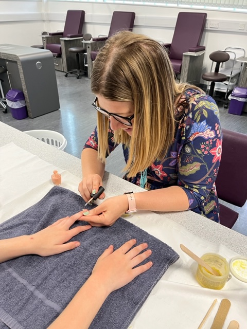 sarchs_careers's tweet photo. Year 10 pupils have had a fantastic morning at @NelsonColneColl .

From barbering, beauty, engineering, learning about the Pendle Witches, art and law....we loved seeing what college has to offer plus your wonderful campus! https://t.co/EyVakG3TQg