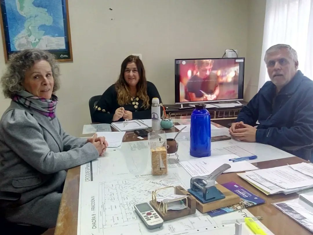 marce20152019's tweet photo. Junto a la secretaria de Gobierno y Hacienda, Susana Suárez, y la directora de Cultura y Educación, Karina González, comenzamos a planificar las actividades para festejar el 22 de agosto un nuevo aniversario del Distrito. https://t.co/J3CiFHbvXN