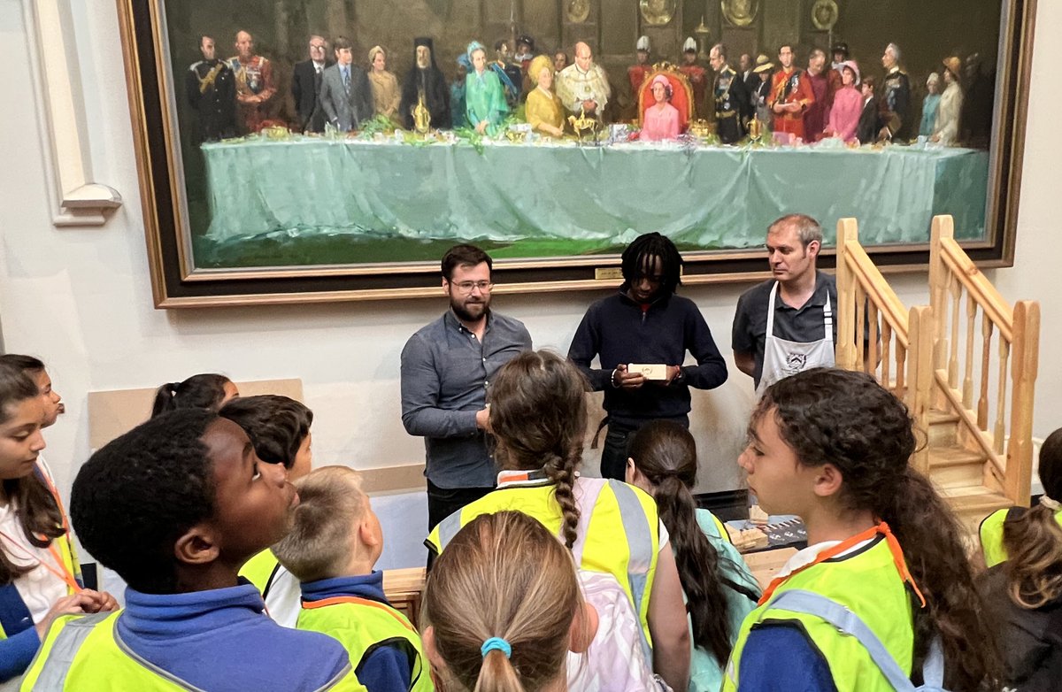 Year 5 & 6 children from @ShawleyPrimary have enjoyed working with the @CoMasons & @Ts_and_Bs at today’s @LiveryLSL Showcase event. They have loved discovering some different types of careers at the @cityoflondon #LondonCareersFestival at Guildhall.