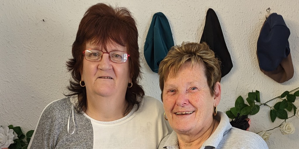 A huge thank you to Pam and June from the Stotfold and District Darts League who recently dropped into our Caring Hair Studio.
The lovely ladies gave us a £500 donation raised during their Darts Tournament in memory of their friend Linda Tookey, who Cancer Hair Care supported.