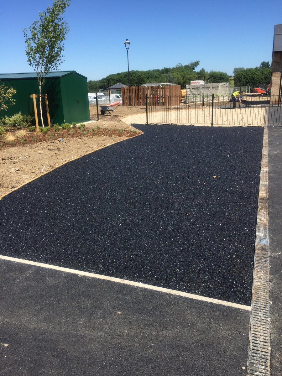 LimegateGroup's tweet photo. A #resin bound surface only needs occasional cleaning and is strong enough to withstand light pressure washing. Plus, because all the aggregate is fixed in place, it won’t migrate elsewhere and need to be topped up or replaced! 👍

https://t.co/ReOIw5rrjl

#resinbound #surfacing https://t.co/KE9KfM9cso