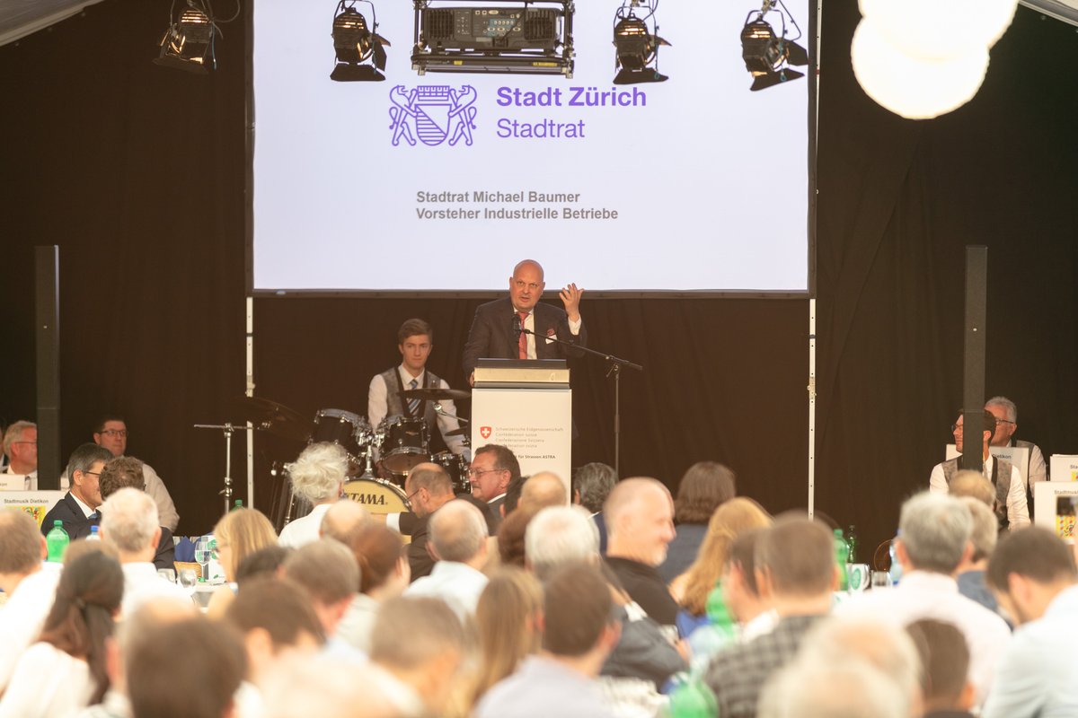 michaelbaumer's tweet image. Die dritte Spur der neuen Röhre des Gubristtunnels ist eröffnet! Der Ausbau der Nordumfahrung ist für die Stadt Zürich zentral, denn es entlastet die Innenstadt vom Durchgangsverkehr.

astra.admin.ch/astra/de/home/…