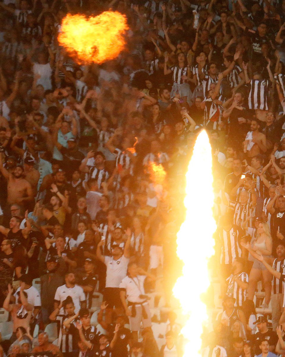 Botafogo's tweet photo. Uma excelente semana pra quem acordou com o coração quentinho 🔥🤍 #VamosBOTAFOGO 

📸 Vítor Silva/ BFR https://t.co/w3Mc1jyEn8