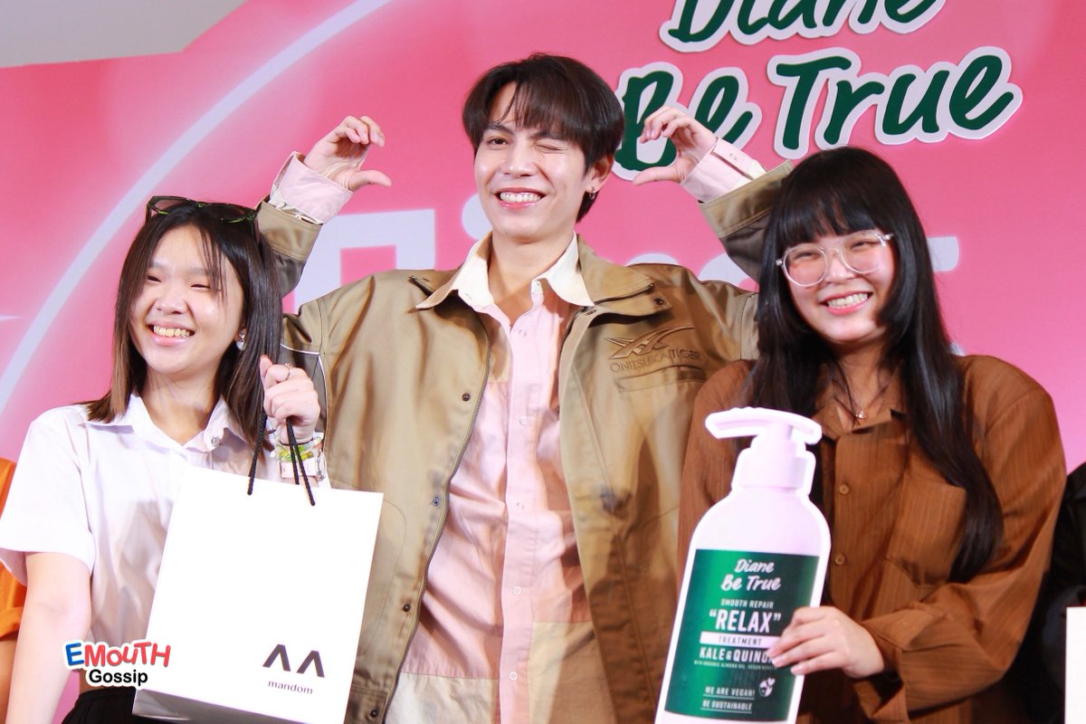 EM_Gossip's tweet photo. ยิ้มทีใจละลาย 😍 #เฟิร์สคณพันธ์ ปิดจบเป็นคนสุดท้ายของงาน บิวตี้แฟร์ครั้งใหญ่แห่งปี “Tops First to Shine” กับแบรนด์ #DianeBeTrue พร้อมกิจกรรมสุดฟินกับแฟนๆ ที่ห้าง #CentralWestgate ✨👏🏻
#FirstKP #Firstkanaphan
#MoistDiane #FirstToShine #DianeXFirstkanaphan
#กองทัพของเฟิร์ส #Tops
#EveryDayDISCOVERY #LOOKS