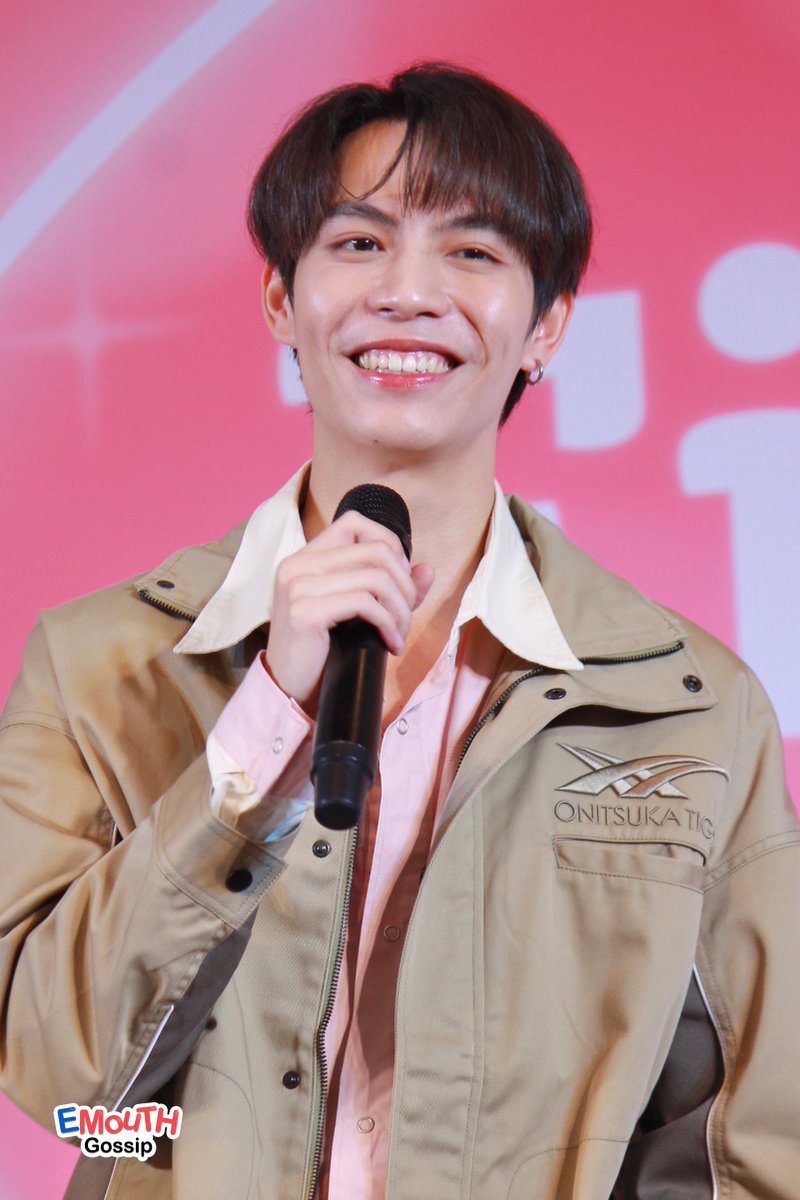 EM_Gossip's tweet photo. ยิ้มทีใจละลาย 😍 #เฟิร์สคณพันธ์ ปิดจบเป็นคนสุดท้ายของงาน บิวตี้แฟร์ครั้งใหญ่แห่งปี “Tops First to Shine” กับแบรนด์ #DianeBeTrue พร้อมกิจกรรมสุดฟินกับแฟนๆ ที่ห้าง #CentralWestgate ✨👏🏻
#FirstKP #Firstkanaphan
#MoistDiane #FirstToShine #DianeXFirstkanaphan
#กองทัพของเฟิร์ส #Tops
#EveryDayDISCOVERY #LOOKS