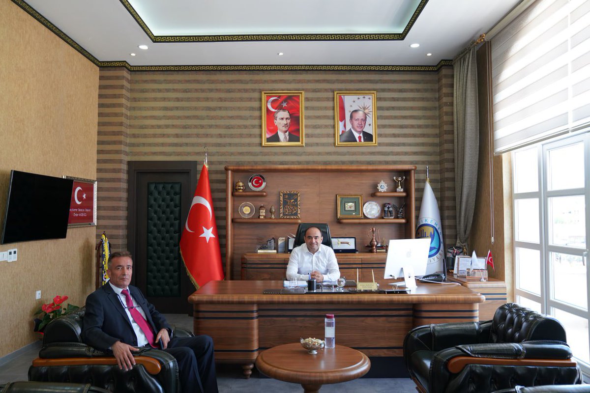 Seydikemer İlçe Emniyet Müdürü olarak atanan Ferhat Demiriz, makamımızda bizleri ziyaret etti.
Nazik ziyaretleri dolayısıyla kendisine teşekkür eder, yeni görevinde başarılar dilerim.