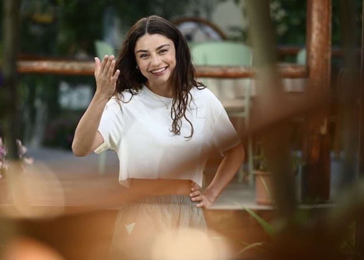 Mavi cuando ve que la están copiando 😂😂🤣🤣🤣😎

  #Senİnandır 🎬🍿🌐🥇🤘🏻
#AyçaAyşinTuran