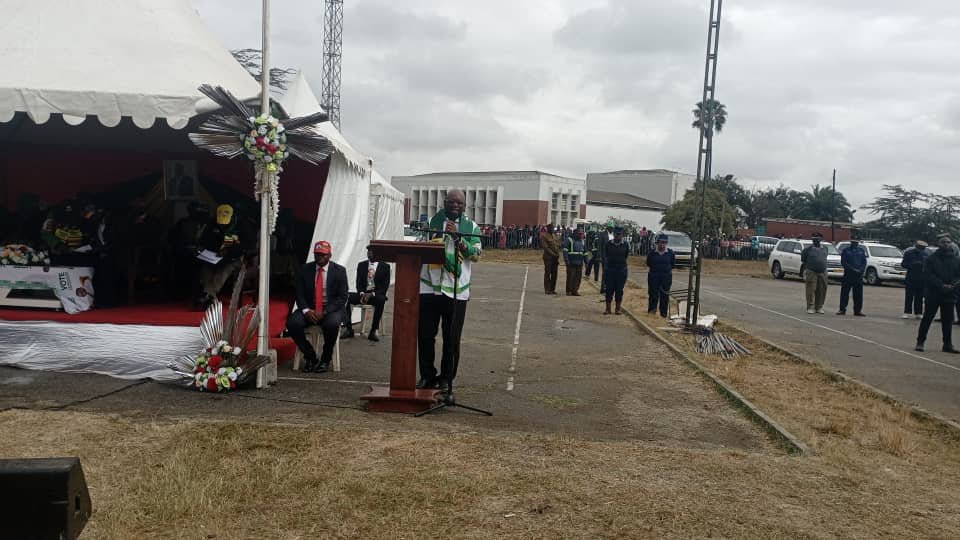 PaidamoyoMutsv1's tweet photo. Zanu-PF Hre Province Chairman Cde Godwills Masimirembwa, thanked President Mnangagwa 4 developmental projects in Hre wch include Mbudzi interchange,RGM International airport. He said Hre hs confidence in Pres Mnangagwa, so all members were going to vote for him #EDhasMostVotes https://t.co/eSo8xDqeTz