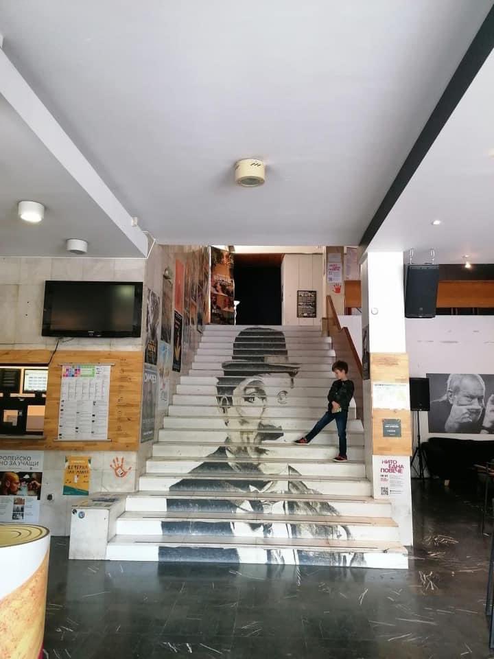 Новият стопанин на Дом на киното прави първите промени - слага реклама на Пица Лаб върху лика на Чарли Чаплин….😞