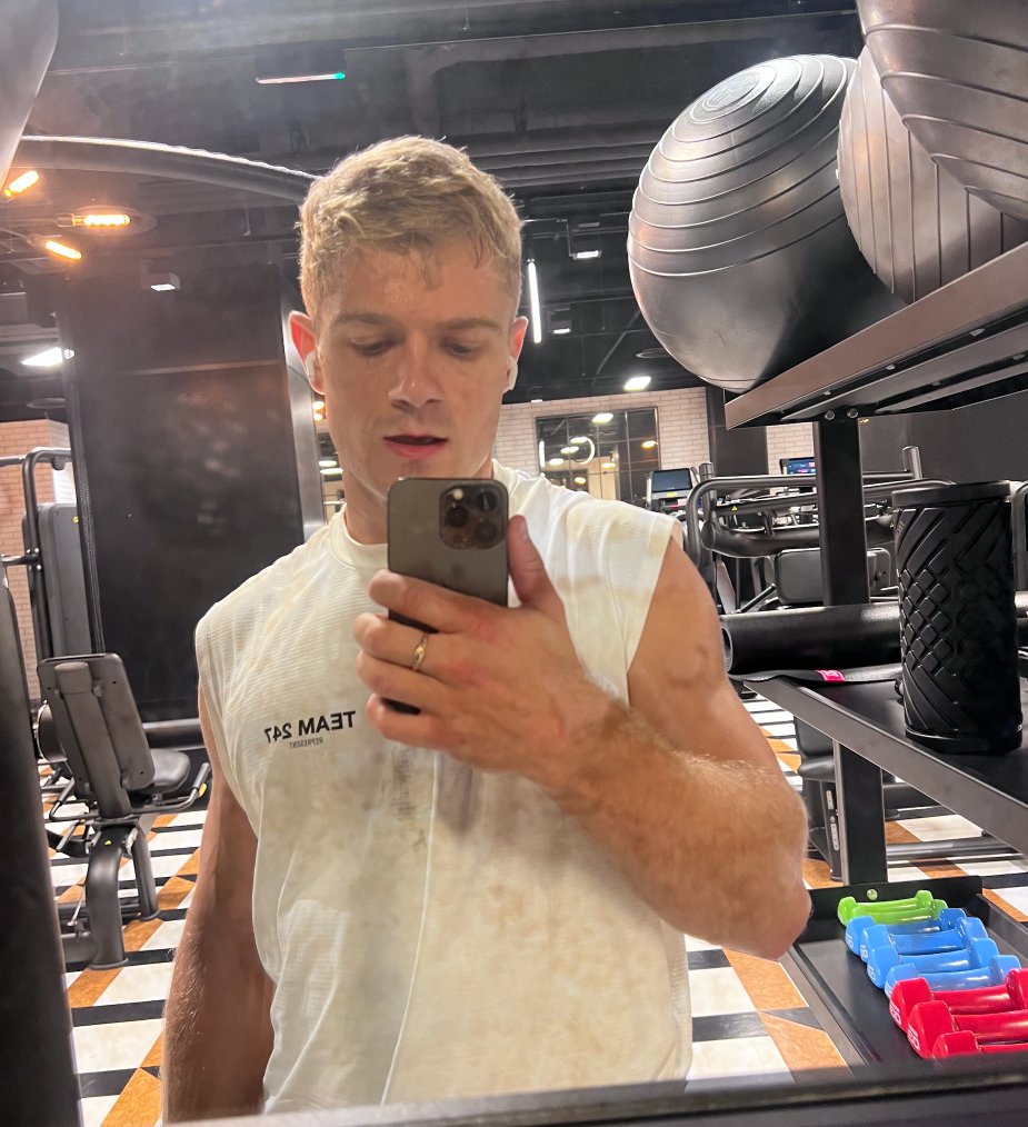 marcusgilhooley's tweet photo. June was another $100k profit month, I'm 24 in the best shape of my life, and living in a luxury apartment in Chelsea. 2 years I had none of this.  

I'll show you what I'd do if I was to start at zero again.

Like+rt+comment "how" and i'll dm it to you.

(must be following) https://t.co/miqkpU8qMP