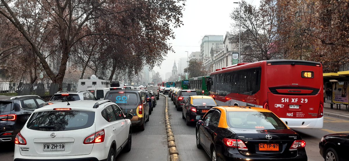 mathiaskochcc's tweet photo. Se sufre en superficie x amplia ausencia de #BRT en la ciudad.
¿Pq no se ha reimpulsado este tipo de proyectos, con nueva mirada tipo #BHLS ("Bus with High Level of Service")?
cc @JuanCaMunozA @MTTStgo https://t.co/POjaJu2ANG