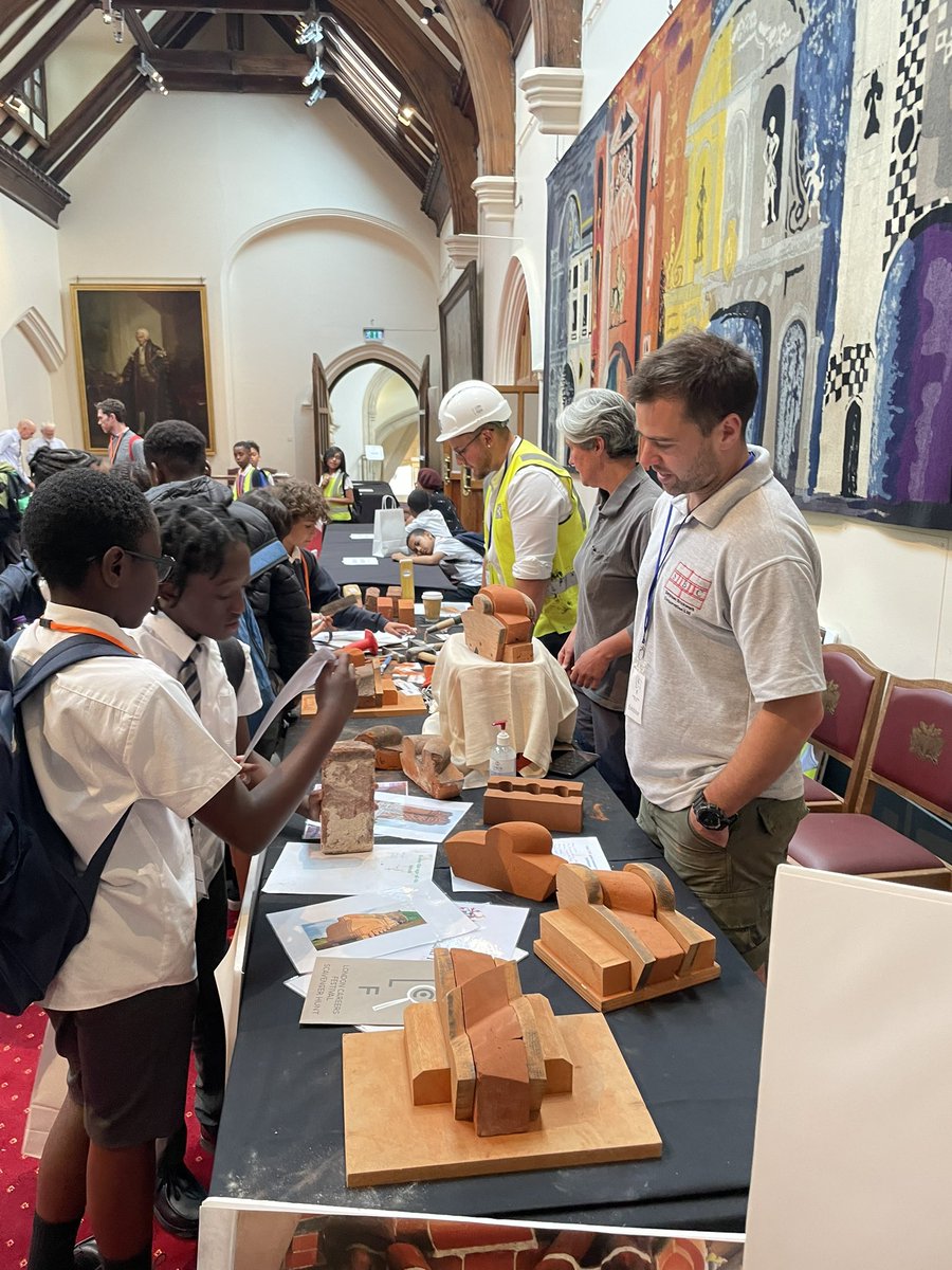 KeithAldis's tweet photo. So pleased to be at the livery Schools Link careers fair at the Guildhall in London this afternoon. Emma and her highly skilled team displaying some wonderful heritage brickwork to the children. #livery #careers #bricksuk #bricklaying #brickwork https://t.co/OrB8f3zaAk