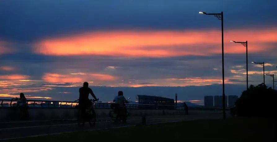 hangzhoufeel's tweet photo. Feast your eyes on the stunning #sunset🌇 views in #Hangzhou, with the sky aglow with resplendent colors.😍😍 #BeautifulHangzhou https://t.co/4cjVcHkrUI
