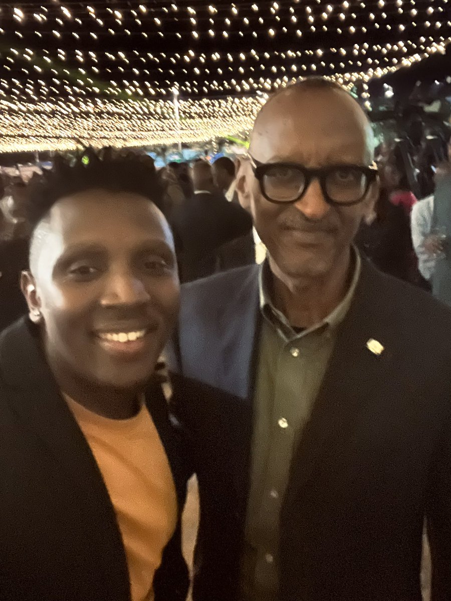 ChristopherMnza's tweet photo. Your Excellency @PaulKagame I am beyond grateful for the invitation, and  thank you so much for the selfie🙏🏾  Amateka yacu yo uko yanditswe turakuzi biri mumitima yacu, abayagoreka na wino ku mpapuro tubarusha iyo mpamvu ntibatubasha. https://t.co/E9FsSqUidO