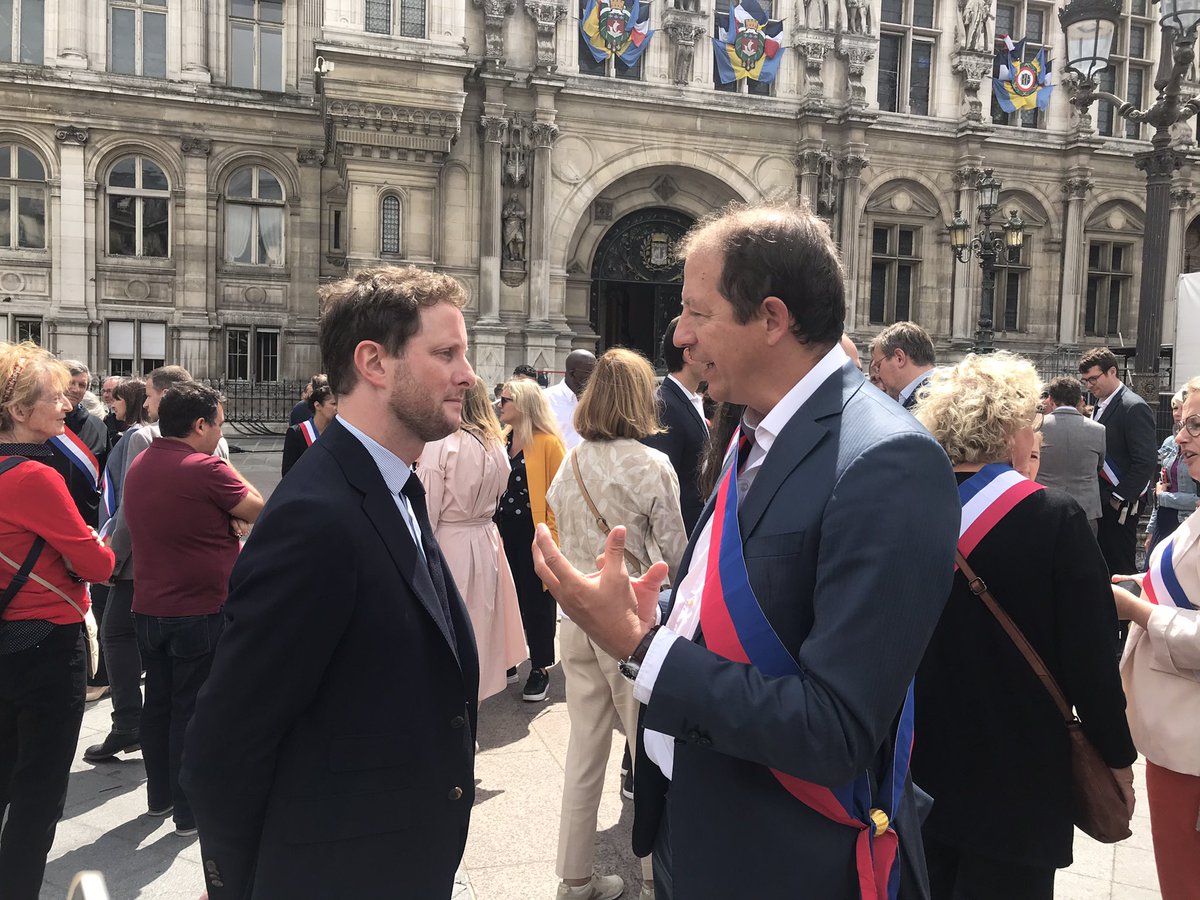 aba_lynda's tweet photo. Présente à l’Hotel de ville autour de nos élus @CBeaune @Cl_Chassaniol @poitoux_g , soutien de nous tous pour que vive la république.
La république qui nous appartient, nous la construisons tous les jours ensemble 🙌.
#Nosquartiers https://t.co/zWG4OQqheK