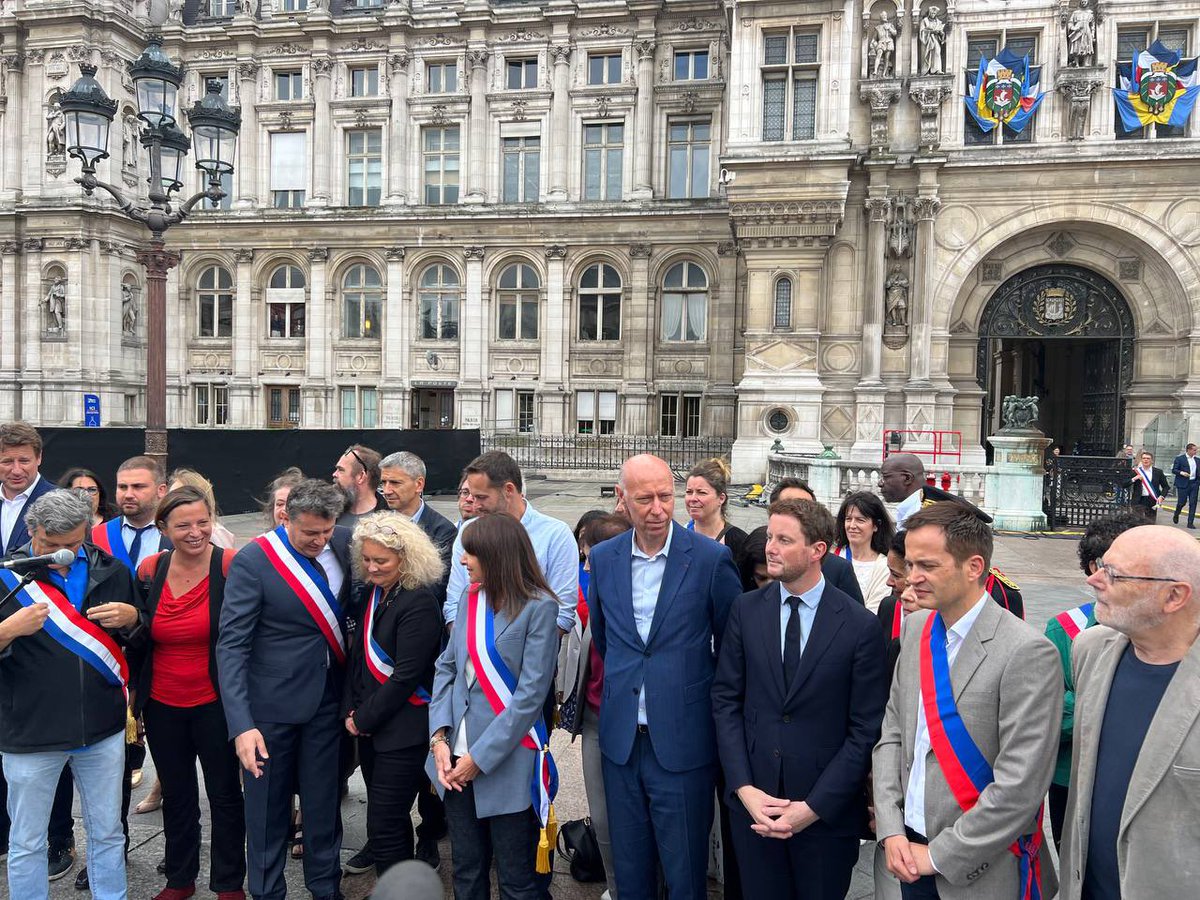 aba_lynda's tweet photo. Présente à l’Hotel de ville autour de nos élus @CBeaune @Cl_Chassaniol @poitoux_g , soutien de nous tous pour que vive la république.
La république qui nous appartient, nous la construisons tous les jours ensemble 🙌.
#Nosquartiers https://t.co/zWG4OQqheK