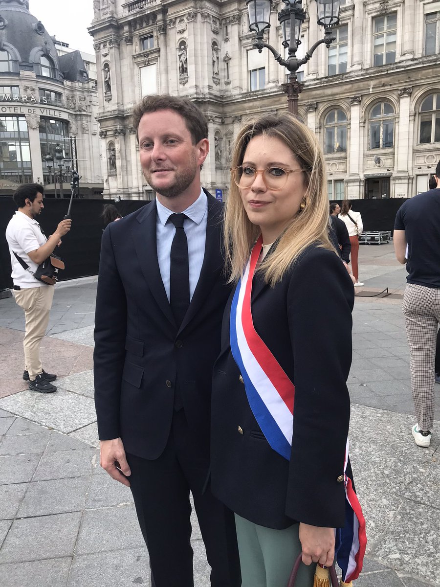 aba_lynda's tweet photo. Présente à l’Hotel de ville autour de nos élus @CBeaune @Cl_Chassaniol @poitoux_g , soutien de nous tous pour que vive la république.
La république qui nous appartient, nous la construisons tous les jours ensemble 🙌.
#Nosquartiers https://t.co/zWG4OQqheK