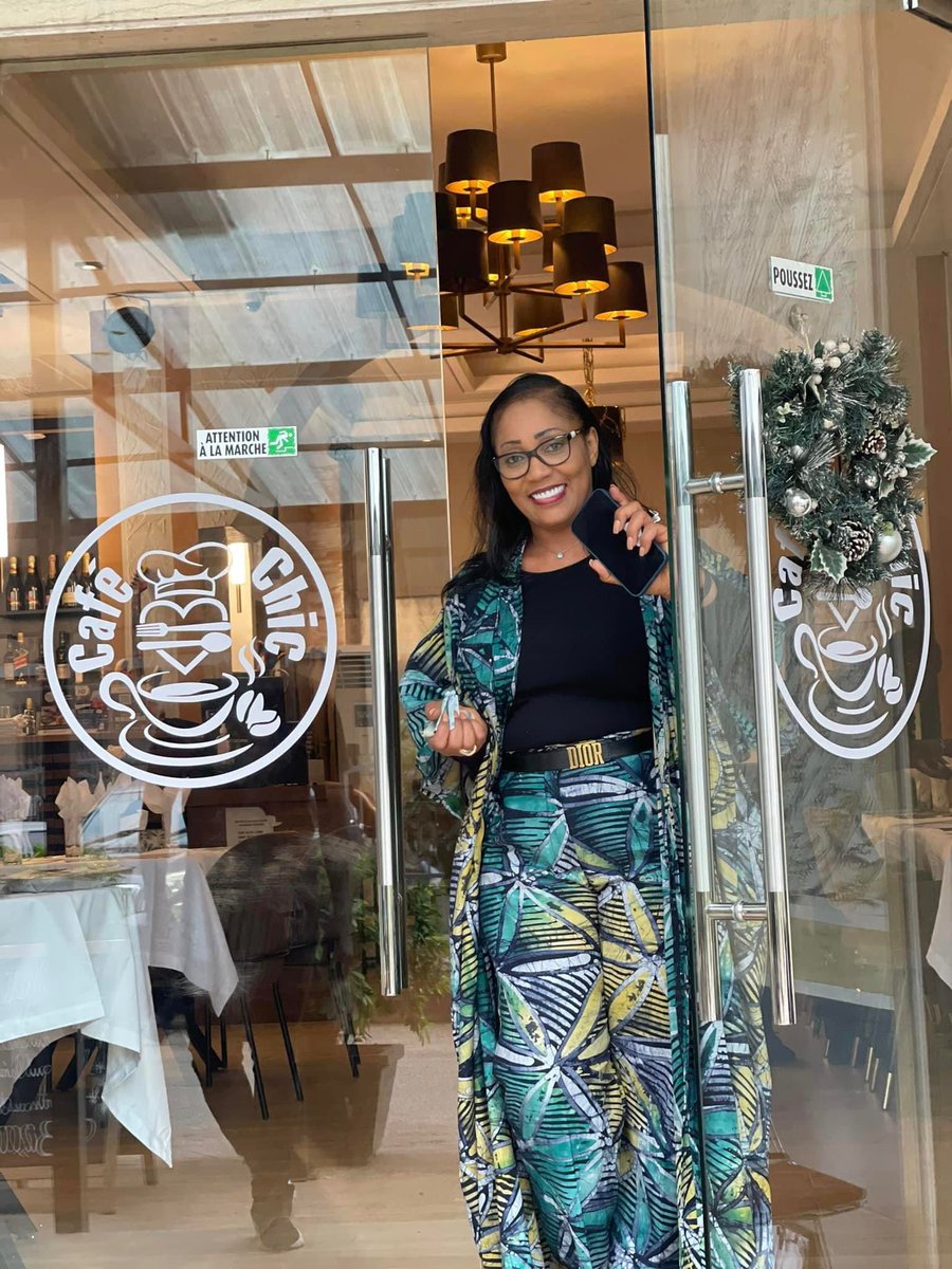 CafeChic_cky's tweet photo. La patronne de Cafe Chic Cky, Mme Kaba Rose 
Excellent début de semaine à vous 🙏🏾
𝐂𝐀𝐅𝐄́ 𝐂𝐇𝐈𝐂 
#INFO :  📞+224 610 058 459 
@Kaloum, Cité Chemin de Fer Conakry - Guinée https://t.co/5SBzPAzffw