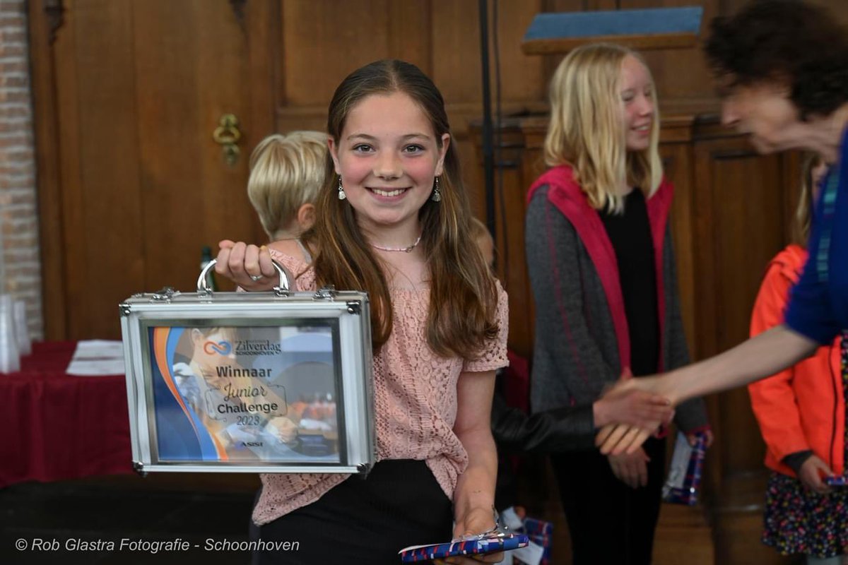 NationaleZilver's tweet photo. Hannah won dit jaar de Junior Challenge met haar prachtige handgemaakte collier!

Naast Hannah hebben ook Marjolein, Anne, Alex, Kate, Noud, en Yara een prachtig werkstuk ingeleverd.

Bedankt allemaal voor jullie deelname en hopelijk tot volgend jaar!

📸 door Rob Glastra https://t.co/H3kQ6T0jur