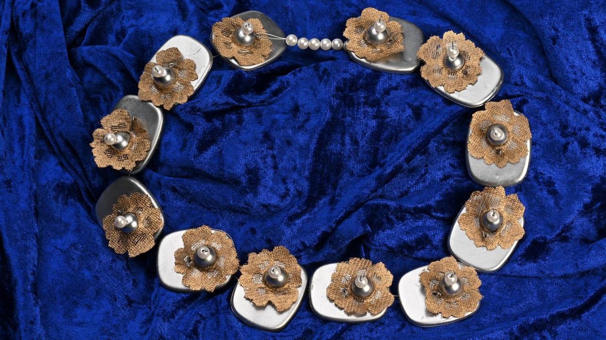Hannah won dit jaar de Junior Challenge met haar prachtige handgemaakte collier!

Naast Hannah hebben ook Marjolein, Anne, Alex, Kate, Noud, en Yara een prachtig werkstuk ingeleverd.

Bedankt allemaal voor jullie deelname en hopelijk tot volgend jaar!

📸 door Rob Glastra