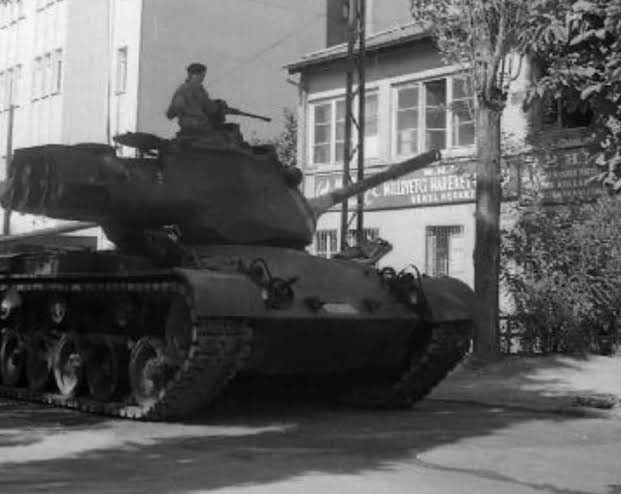 yclblt06's tweet photo. Darbeciler 12 Eylül gecesinde MHP Genel Merkezine tanklar eşliğinde baskın düzenlediklerinde karşılarına ülkücü bir genç çıktı.
Adı Şahin Hasgül…
O gece Genel Merkez binasında nöbetçiydi.
Derhal gözaltına aldılar.
MHP/Ülkücü Kuruluşlar davasında yargılandı.
Uzun yıllar bedel ödedi.
Cezaevi sonrası mücadeleye devam etti.
Bir süredir tedavi gören Tokat Sulusaray Eski Belediye Başkanımız Şahin Hasgül bugün hayatını kaybetti.
Allah rahmet eylesin,
Mekanı cennet olsun.
Camiamızın başı sağolsun.